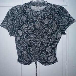 Mesh snake skin pull turtle neck top